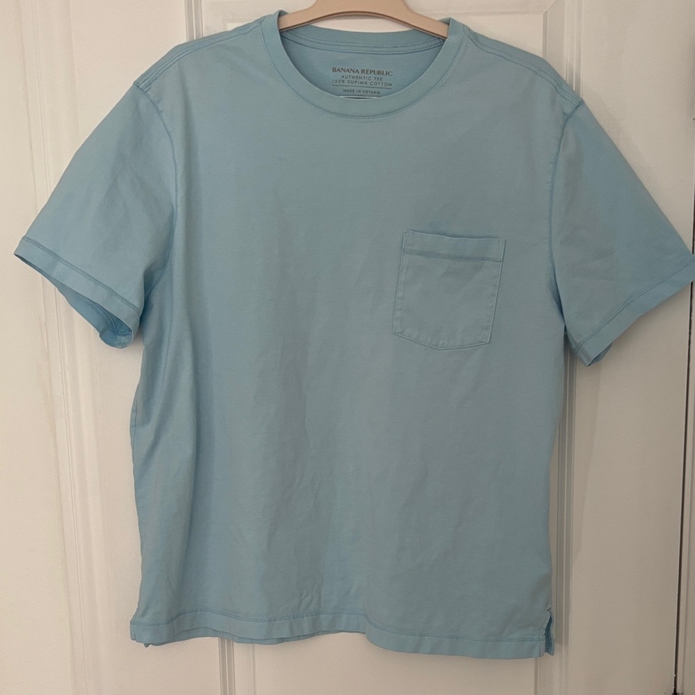 Banana Republic Men’s Light Blue Pocket Short Sleeve Tee
